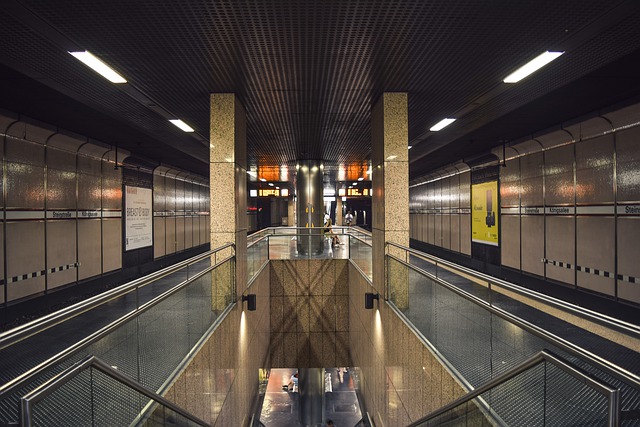 skleněné zábradlí v metru